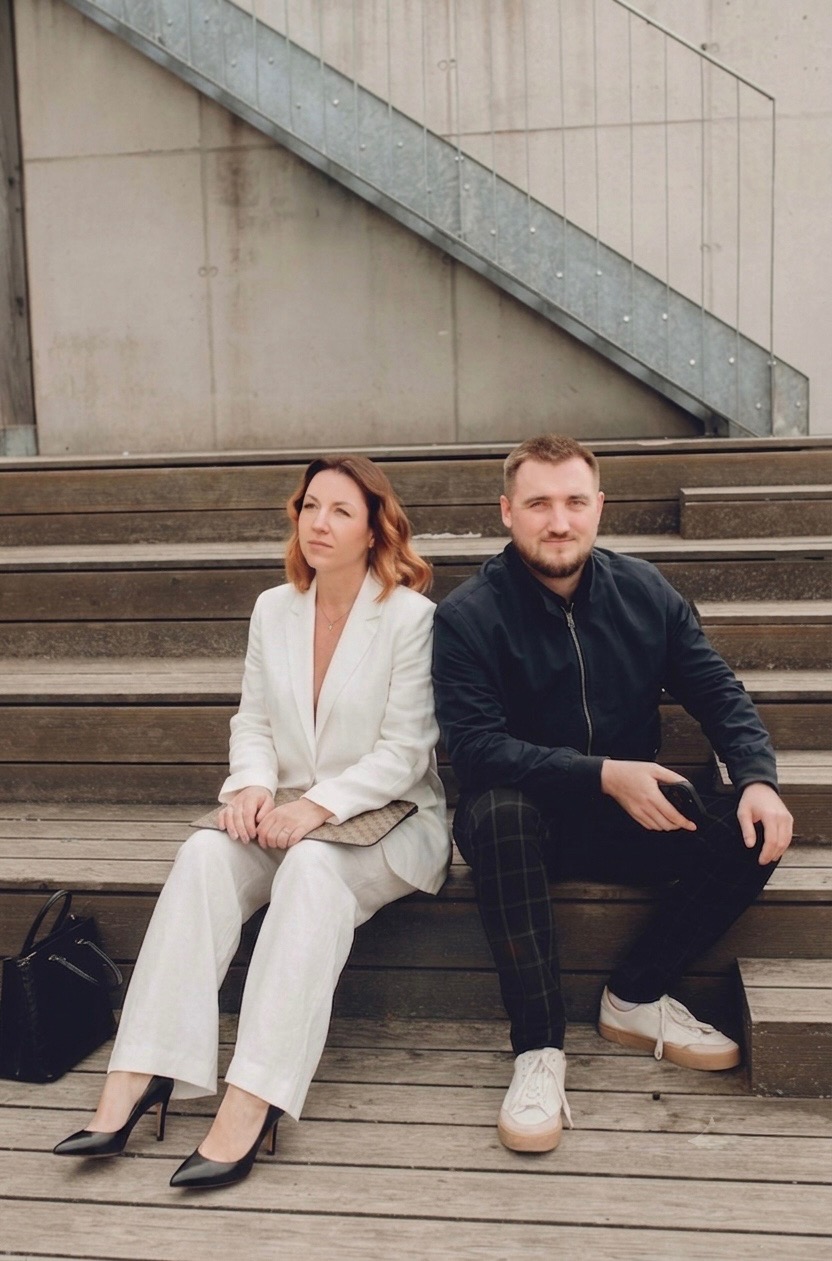 Filip a Monika na schodech před budovou